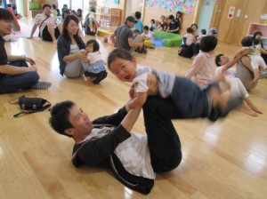 パパ飛行機だ－！　ブーン！ブーン！