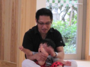 こちょこちょこちょ。パパ、くすぐったいよー。