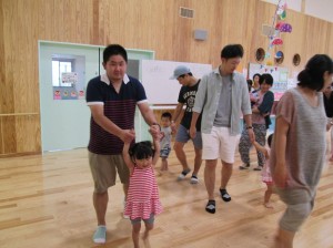 パパと一緒に１，２，１，２．楽しいお散歩です。