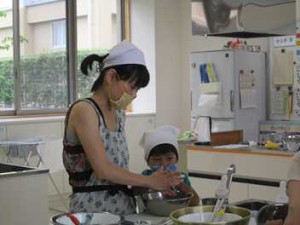 白玉、こねこね、上手にできるかな。