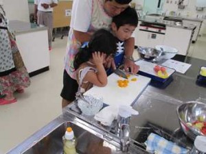 パパと一緒に、ゆっくり、ゆっくりトントントン。	