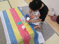 紙コップでカエルさんを作るよ。パパと一緒にチョッキン！