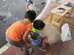 お兄ちゃん、一緒に水鉄砲しようよ。