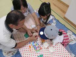 ゴムをこうやって付けると、カエルさんが飛ぶよ。