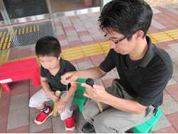 水鉄砲作り。ここを紐でギュッギュッてするんだよ。