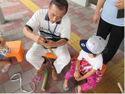 おじいちゃん、水鉄砲作るの、上手だね