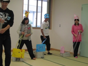 動物の列車の中に、同じ色のボールを入れてね。