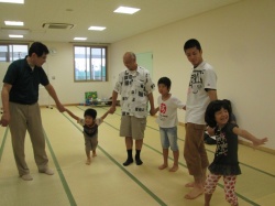 慈眼寺公園で遊ぶ予定でしたが、 雨のため、たにっこりんで 遊ぶことになりました。