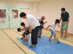 かえる池に落ちないように、 上手に渡るよ。