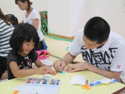 牛乳パックでかえるを作ります。 ぱぱのかえるさん、上手だね。