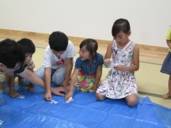 誰のかえるがたか～く跳ぶかな？