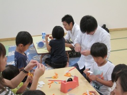 とんぼ丘にはとんぼがいっぱい。 みんなでとんぼを作ります。