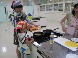  薄焼き卵を焼きます。