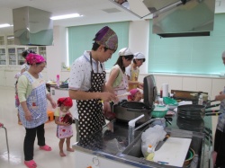 「さあ、今日は　　　　　　　　　 今、話題のおにぎらずです！」
