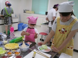 かにかまを小さく割いて･･･