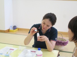  “7滴だけ入れます。”