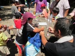  錐で穴を開けるよ。