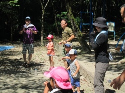 準備体操をしっかりとして、 いよいよ川に入ります。