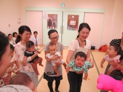 ベビーヨガの始まりです。 みんな集まってご挨拶。