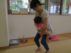 赤ちゃんを抱っこしたまま、 足を曲げて、そのままキープ。