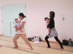 足を伸ばします。