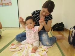 今度は、赤ちゃんも手を伸ばして 体操です。