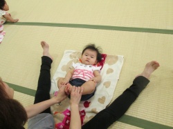 足をぎゅーっと曲げて。