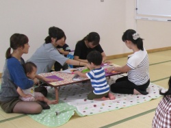 カレンダー作り。 ママと一緒に作ろうね。