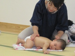 背中をなでなで。 気持ちよくて、 なんだか眠たくなっちゃった。