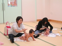 背中を、かぷかぷかぷ。