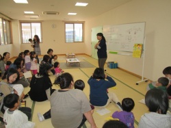 大きなくりの　木のしたで♪ みんなで元気に歌います。