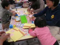 みのむしさんの顔を のりでぺったん、くっつけて。