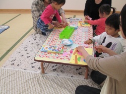 次にきれいなお洋服を 着せてあげます。