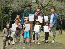 公園の中でビンゴゲームに出発！ 赤いもの、丸いもの、見つかるかな？