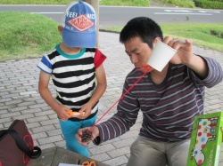 松ぼっくりと紙コップを毛糸でつなげて･･･。