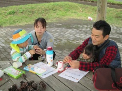 まつぼっくりでけん玉作り。