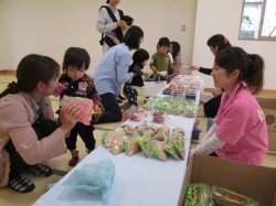 パン・お弁当屋さん。 ハンバーガー、おいしそうだね。 これを買おうよ。