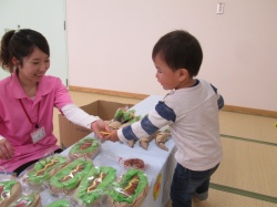  ドーナツください。 100円ですよ。