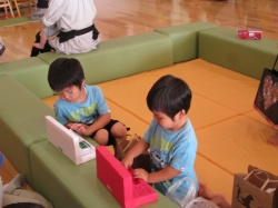 僕たちは、さっそく、パソコンでお仕事です。