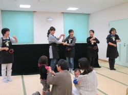 おばあちゃんと一緒に。 ♪どんぐり　どんぐり　こ～ろころ♪