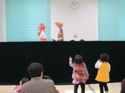 ヘンゼルとグレーテルのお話の 始まり、始まり～。