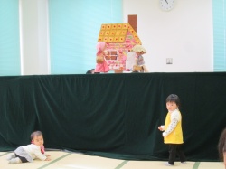 わぁ、おいしそう！ お菓子の家を見つけました。