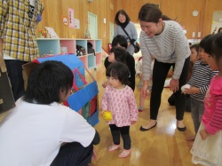 お兄ちゃん、このボールをポイするの？