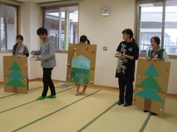 今度は、みんなで、 クリスマスツリーに飾りをつけましょう。