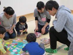 ツリーの飾りがいっぱいになってきたね。