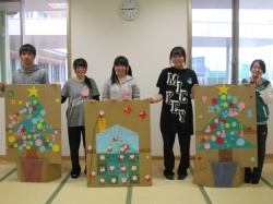 みんなでつくったクリスマスツリー。 こんなにかわいくできました!!