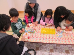 アンパンマンのこま作り。 ほっぺたをぺったんするよ。