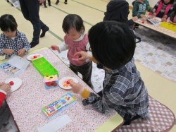 ママと一緒に かきかきしてみよう！