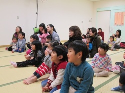 みーんな、笑顔。 人形劇にくぎづけです。