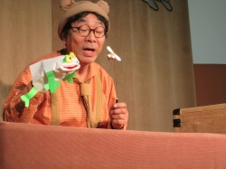 かえるの、むしゃむしゃくん。 ハエをめがけて、パクッ。